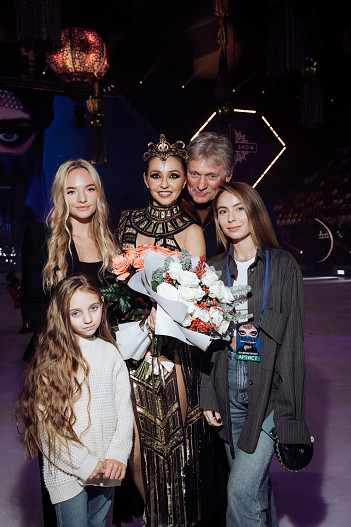 Дмитрий Песков, Татьяна Навка, Елизавета Пескова, Надежда Пескова, Александра Жулина