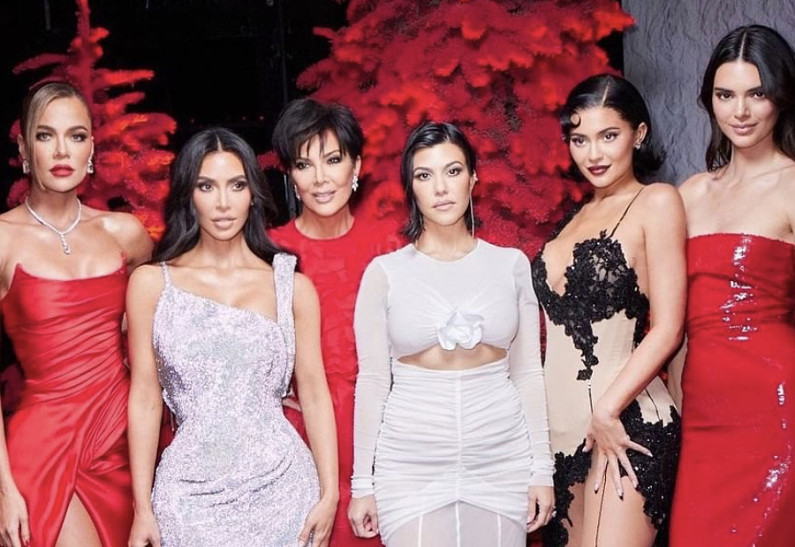Традиционный красный: семья Кардашьян поделилась рождественскими фото