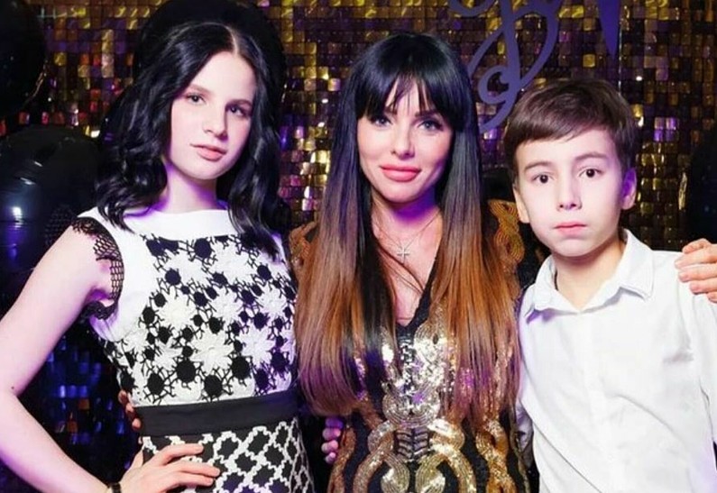 Үлкен кеуделі жетілген әйелмен порно