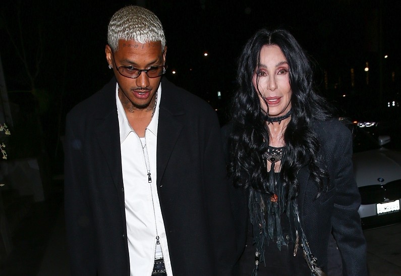 Друг 76-летней Шер рассказал о ее помолвке с молодым бойфрендом. Подробности!