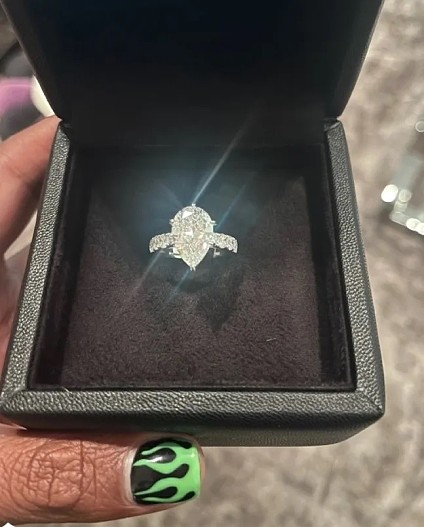 Шер показала кольцо с большим бриллиантом