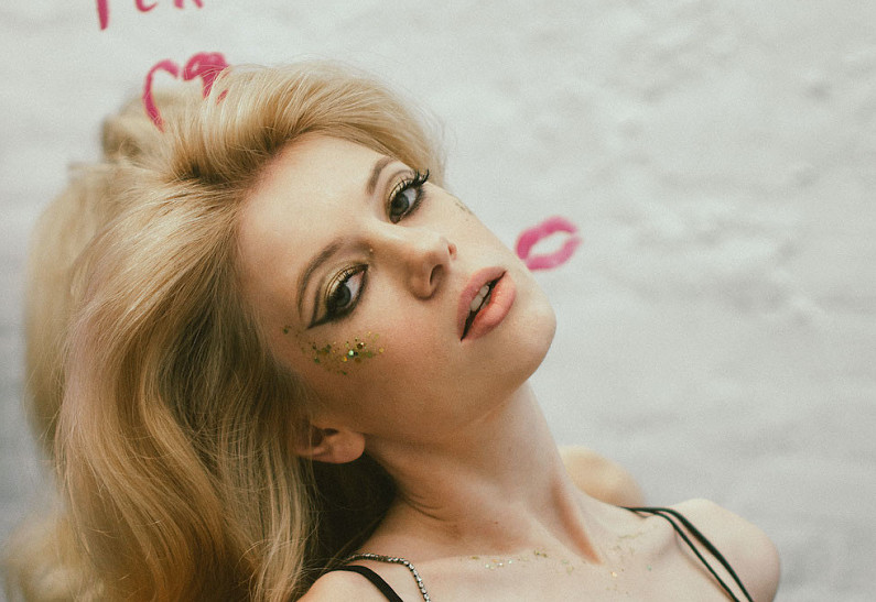 Бунтарство 90-х: актуальные праздничные укладки