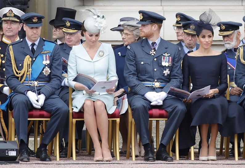 «Достойное молчание»: королевская семья приняла решение не реагировать на новые обвинения принца Гарри и Меган Маркл