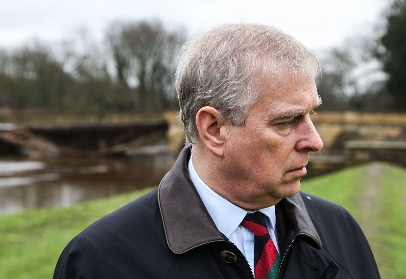 Держись подальше: принц Чарльз запрещает принцу Эндрю попадаться на глаза общественности