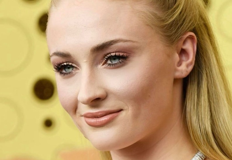 Софи Тернер спровоцировала слухи о второй беременности