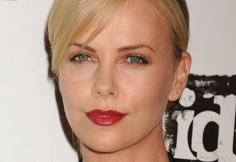 Новый бойфренд? Шарлиз Терон замечена на публике с неизвестным мужчиной