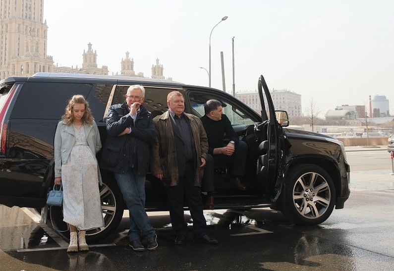 Юрий Стоянов, Сергей Пускепалис и другие артисты в фильме Тиграна Кеосаяна