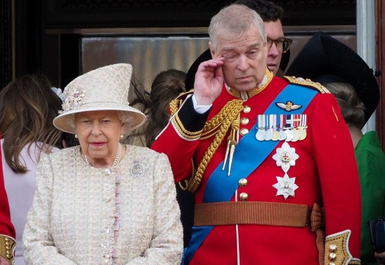 Милость королевы: Елизавета II заплатит миллионы за принца Эндрю, чтобы избежать позора