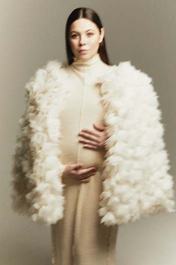 На Елене: платье Jil Sander (Boscooutlet), кейп Viva Vox