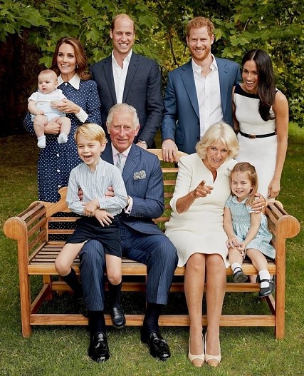 Принц Чарльз, Камилла Корнуолл, принц Гарри, Меган Маркл, принц Уильям и Кейт Миддлтон с детьми