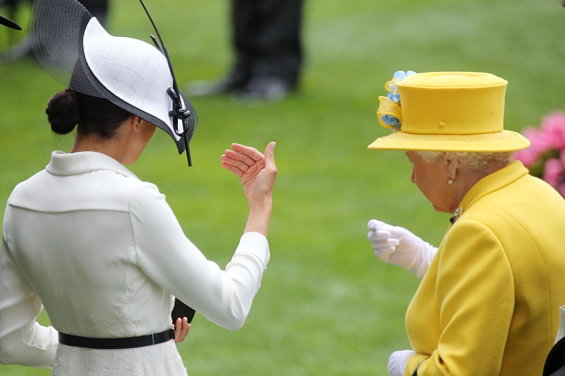 Королева Елизавета II и Меган Маркл