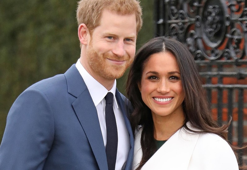 Редкий выход! Меган Маркл появилась на публике в роскошном платье с разрезом от бедра. Фото!