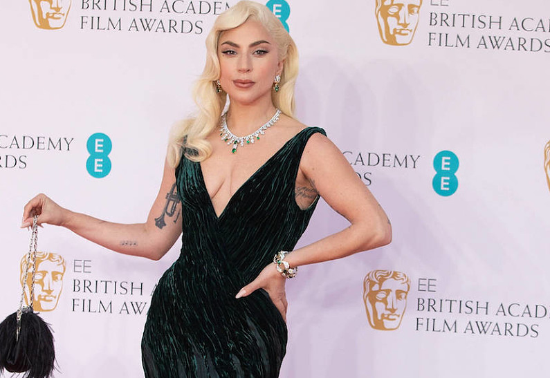 Леди Гага, Сиенна Миллер, Сальма Хайек и другие звезды на красной дорожке преми BAFTA 2022