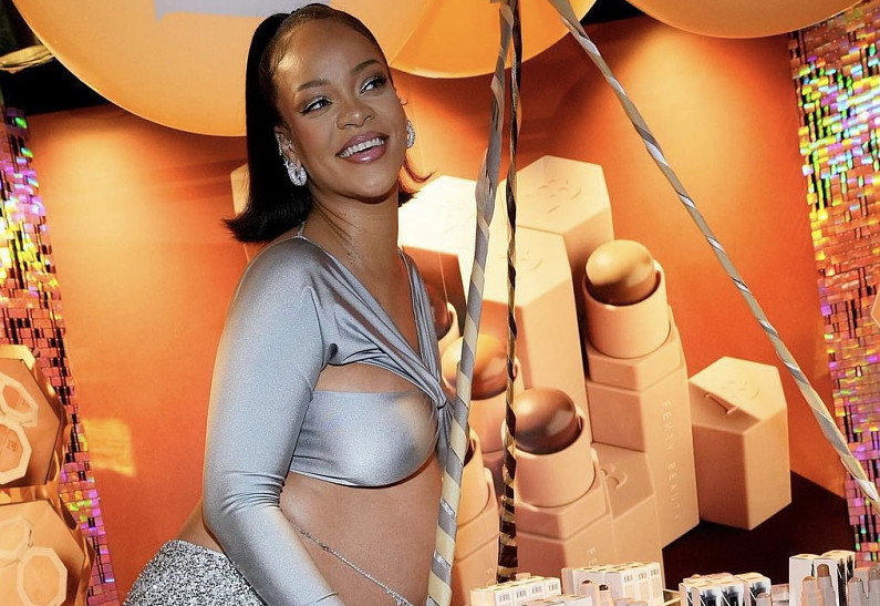 Беременная Рианна появилась на презентации косметики Fenty Beauty в откровенном образе