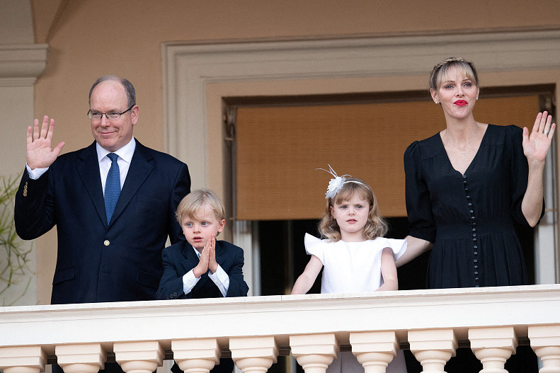 Княгиня Шарлен с детьми и мужем Альбером II 