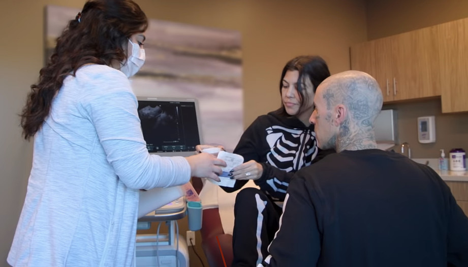 Кортни Кардашьян и Трэвис Баркер на приеме у врача