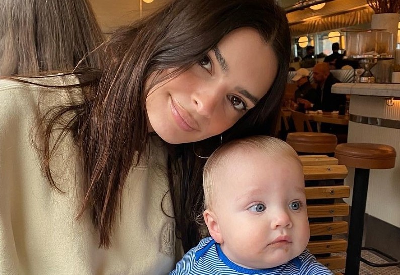 Эмили Ратаковски растрогала поклонников снимком с годовалым сыном. Фото!