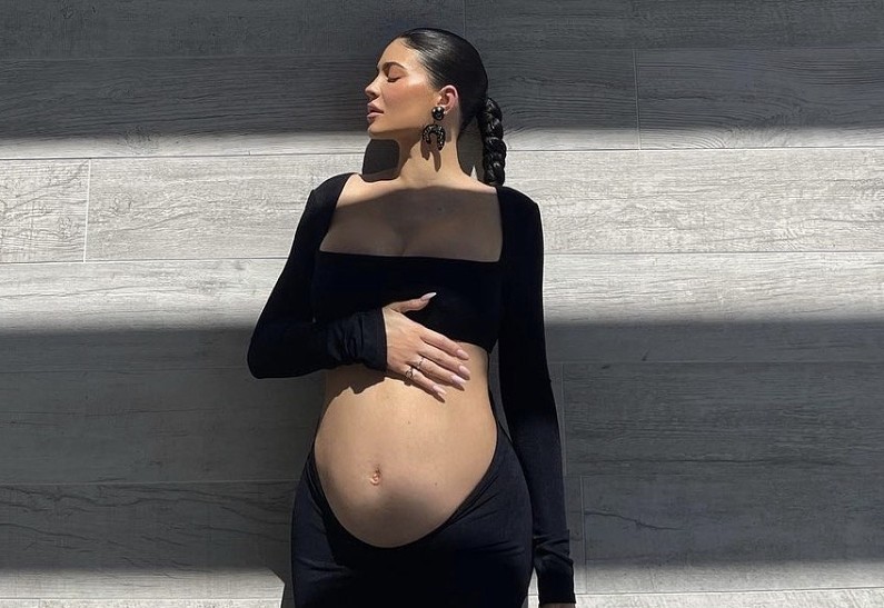 Кайли Дженнер поделилась личными моментами своей беременности и рождения ребенка