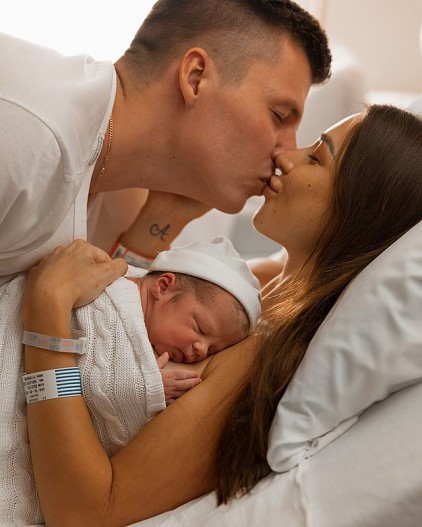 Артём и Валерия Чекалины с новорожденным сыном