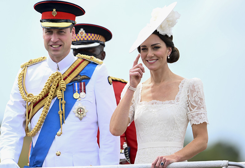 Принц Уильям и Кейт Миддлтон повторили канонические образы принца Филиппа и Елизаветы II во время визита на Ямайку. Фото!