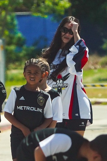 Ким Кардашьян на футбольном матче своего сына Сэйнта