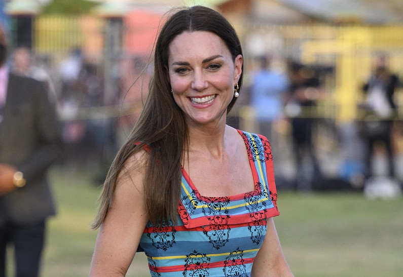 Кейт Миддлтон впервые за долгое время появилась на публике в коротких шортах. Фото!