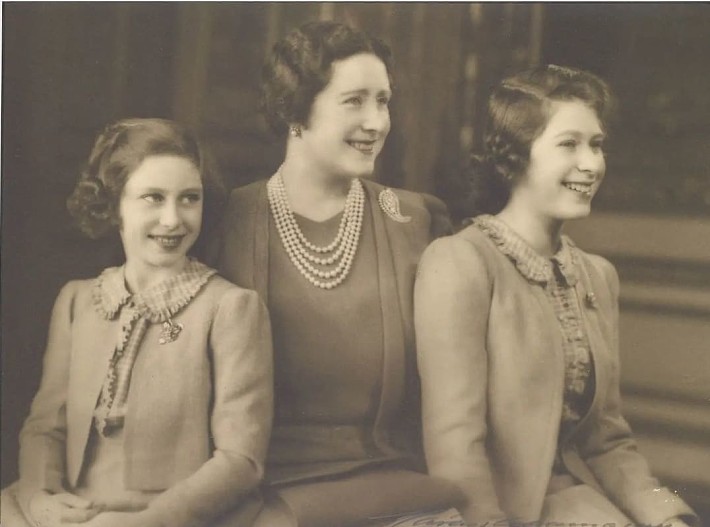 Елизавета II с королевой-матерью и принцессой Маргарет