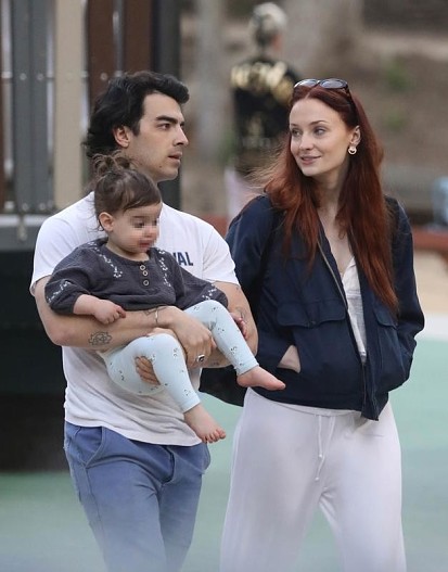 Джо Джонас и&nbsp;Софи Тернер со своей дочерью