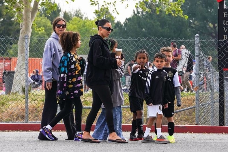 Ким Кардашьян со своими детьми