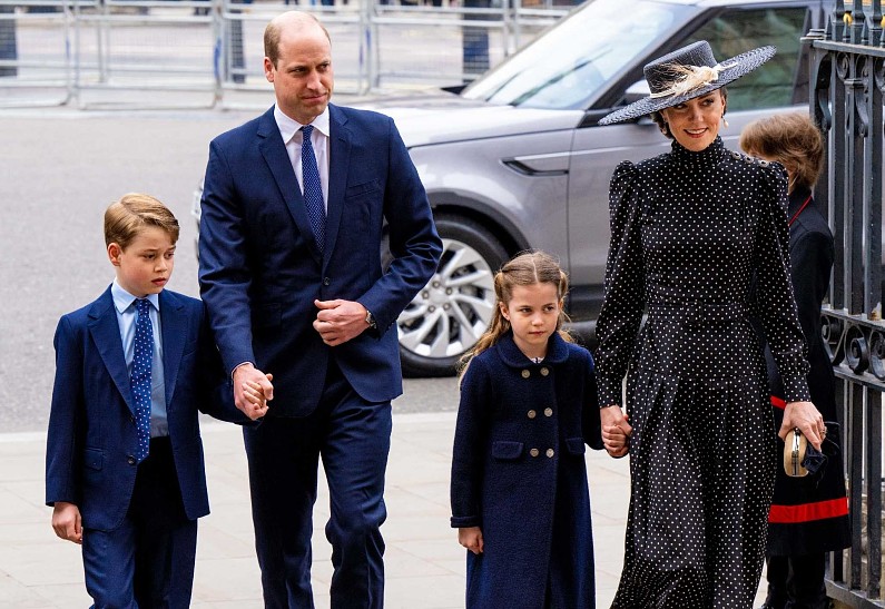 Редкий семейный выход: принц Уильям и Кейт Миддлтон с детьми появились на поминальной службе в честь принца Филиппа. Фото!