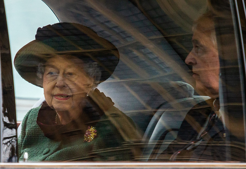 Неожиданный поворот: Елизавета II посетила поминальную службу в честь покойного мужа в сопровождении опального принца Эндрю