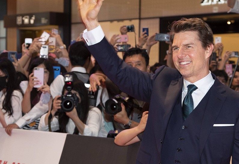 Том Круз возвращается: актер снялся в продолжении фильма «Топ Ган» вместе с Вэлом Килмером