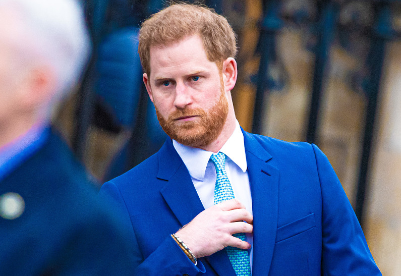 Принц Гарри подвергся жесткой критике из-за своего нежелания видеться с королевской семьей