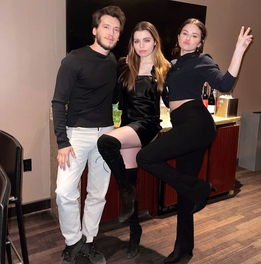 Зео Матоши, Даниэлла&nbsp;Пирсон и Селена Гомес