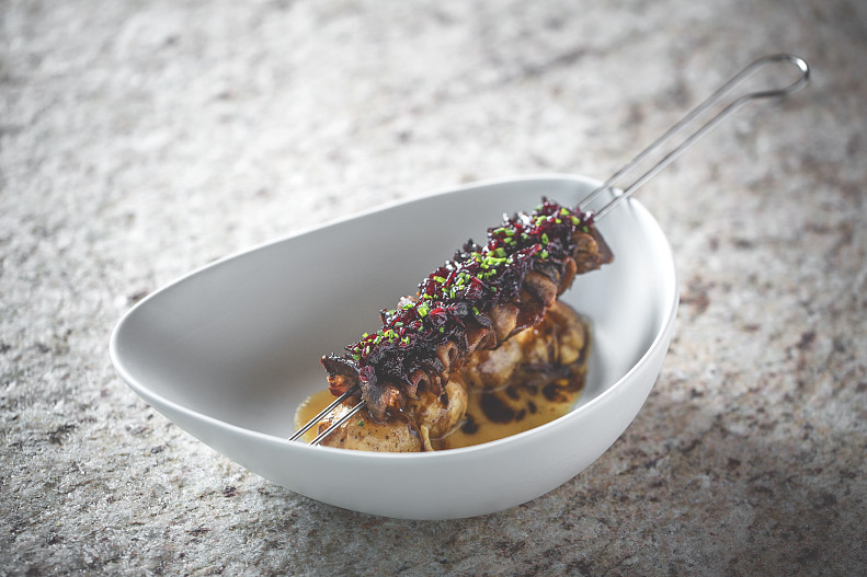 Шашлык из говяжьего языка, запеченный картофель, карамелизованный лук