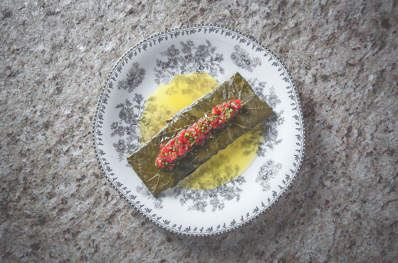 Сибас, виноградные листья, тартар из томатов