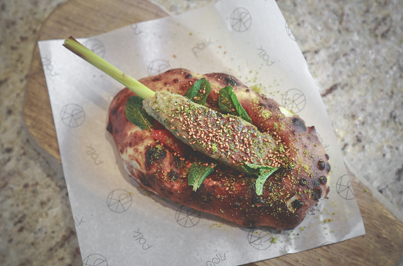 Кебаб из курицы, лепешка, хумус, томаты