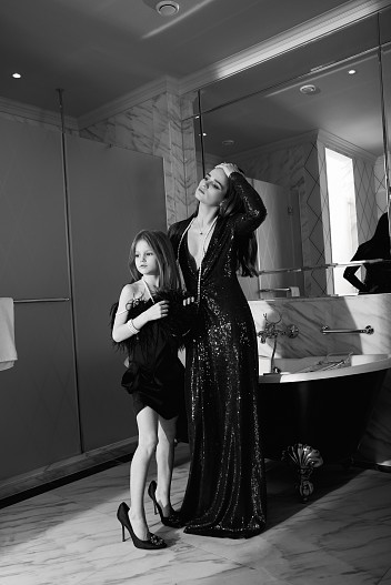 На Соне: платье Ralph Lauren (Третьяковский пр.), колье, браслеты, кольца — все MercuryНа Клементине: Like Yana, туфли Manolo Blahnik, колье, браслеты — все Mercury