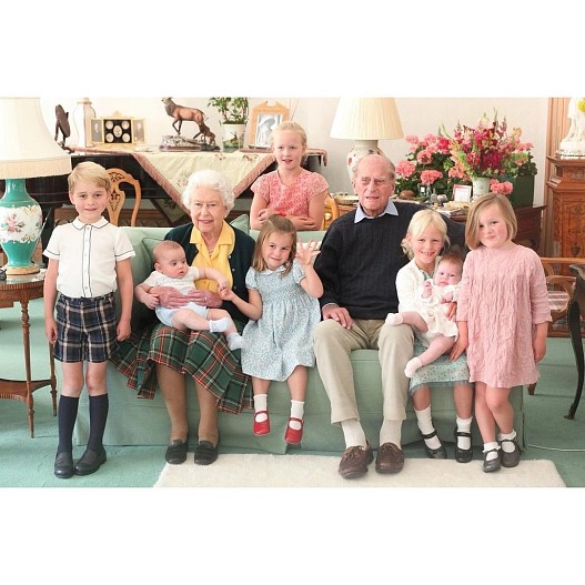 Королева Елизавета II и принц Филипп с правнуками