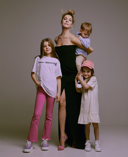 На Елене: платье atelier Biser, босоножки Casadei, серьги, кольца, браслеты — всё MercuryНа Полине: худи marc Jacobs (THE), джинсы Stella Mccartney, кеды il Gufo (Всё — «Кенгуру»)На Еве:...