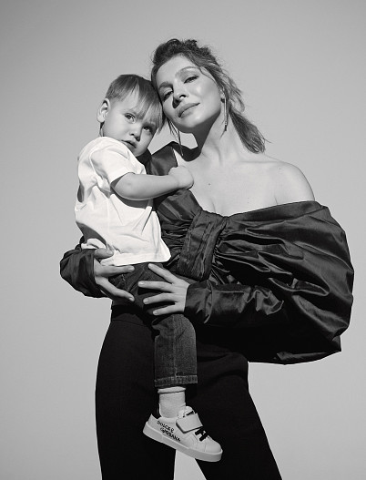 На Елене: топ Atelier Biser, брюки Dior, серьги MercuryНа Саше: футболка6 джинсы, кеды — всё Dolce & Gabbana (всё — «Кенгуру»)