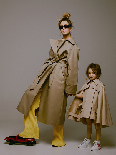 На Елене: тренч, топ, брюки — всё Love Republic, очки prada, серьги, кольца, браслеты — всё MercuryНа Еве: кейп Burberry, кеды Dolce & Gabbana (всё — «Кенгуру»)