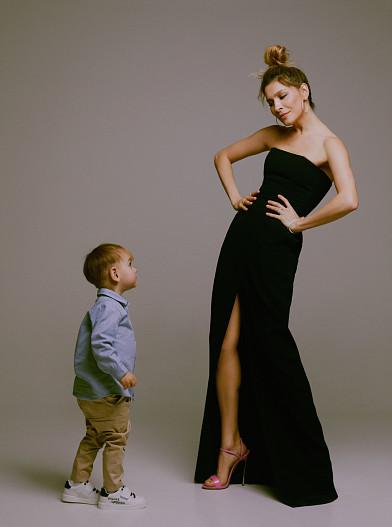 На елене: платье Alexandre Vauthier (Boutique №7), босоножки Casadei, серьги, браслеты, кольца — всё MercuryНа Саше: рубашка Aletta, брюки burberry, кеды Dolce & Gabbana (всё — «Кенгуру»)