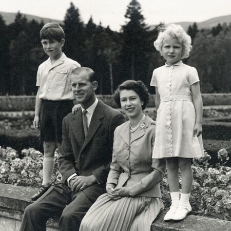 Принц Филипп и королева Елизавета II с детьми
