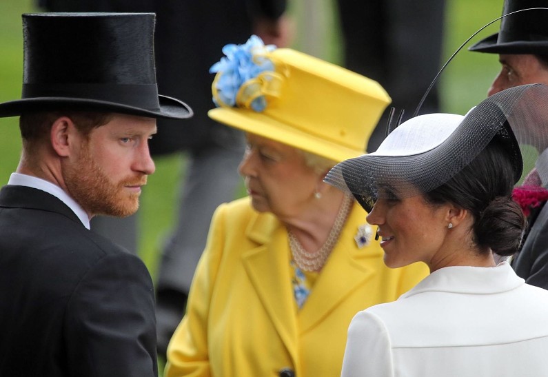 Неожиданные гости: принц Гарри и Меган Маркл тайно прилетели в Великобританию и встретились с Елизаветой II