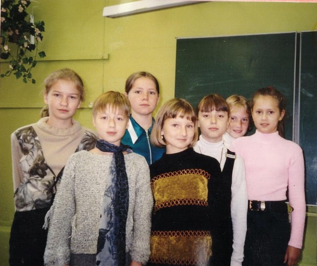 Юлия Савичева в детстве с одноклассницами