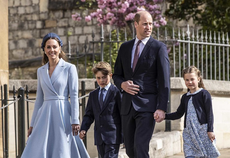 Кейт Миддлтон и принц Уильям вместе с детьми появились на пасхальной службе в Виндзоре. Фото!