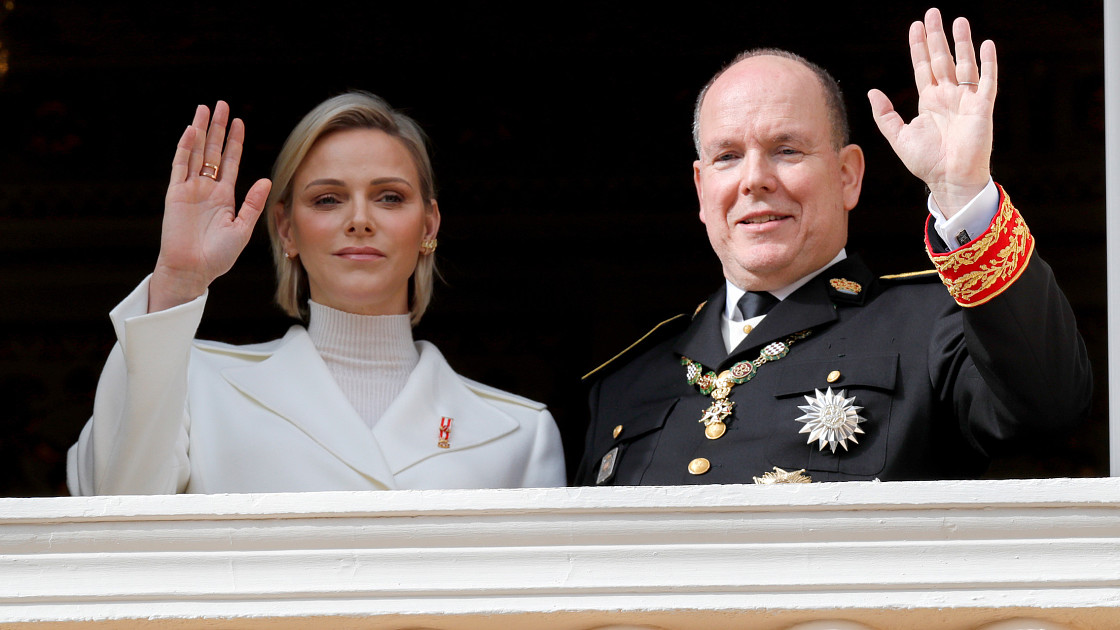 Княгиня Шарлен в белом костюме и стрижкой «под мальчика»: Новый имидж вызвал шок у публики undefined«Шарлен – настоящая икона стиля. Она всегда смело экспериментирует и не боится быть собой. Я думаю, что ее образ в белом костюме и со стрижкой «под мальчика» только подчеркивает ее силу и неповторимость»,</em> – заявили одни из поклонников моды и княгини.»></p>
<h2>Видео:</h2>
<h3>Стиль княгини Шарлен: как супруга князя Монако подбирает себе наряды</h3>
<p>Стиль княгини Шарлен: как супруга князя Монако подбирает себе наряды de Новости в Мире звёзд 55.875 visualizaciones hace 4 años 4 minutos y 44 segundos</p>
<p><iframe width=