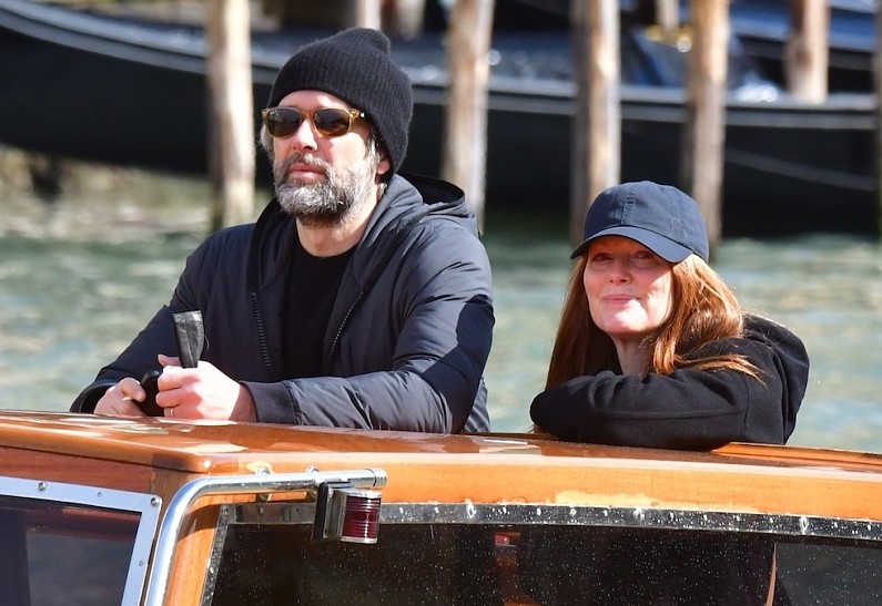 В одной лодке: Джулианна Мур и Барт Фрейндлих отдыхают в Венеции. Фото!