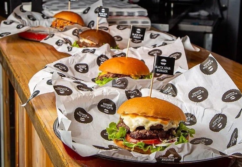 Black Star Burger накормит сотрудников Макдональдс бесплатными бургерами